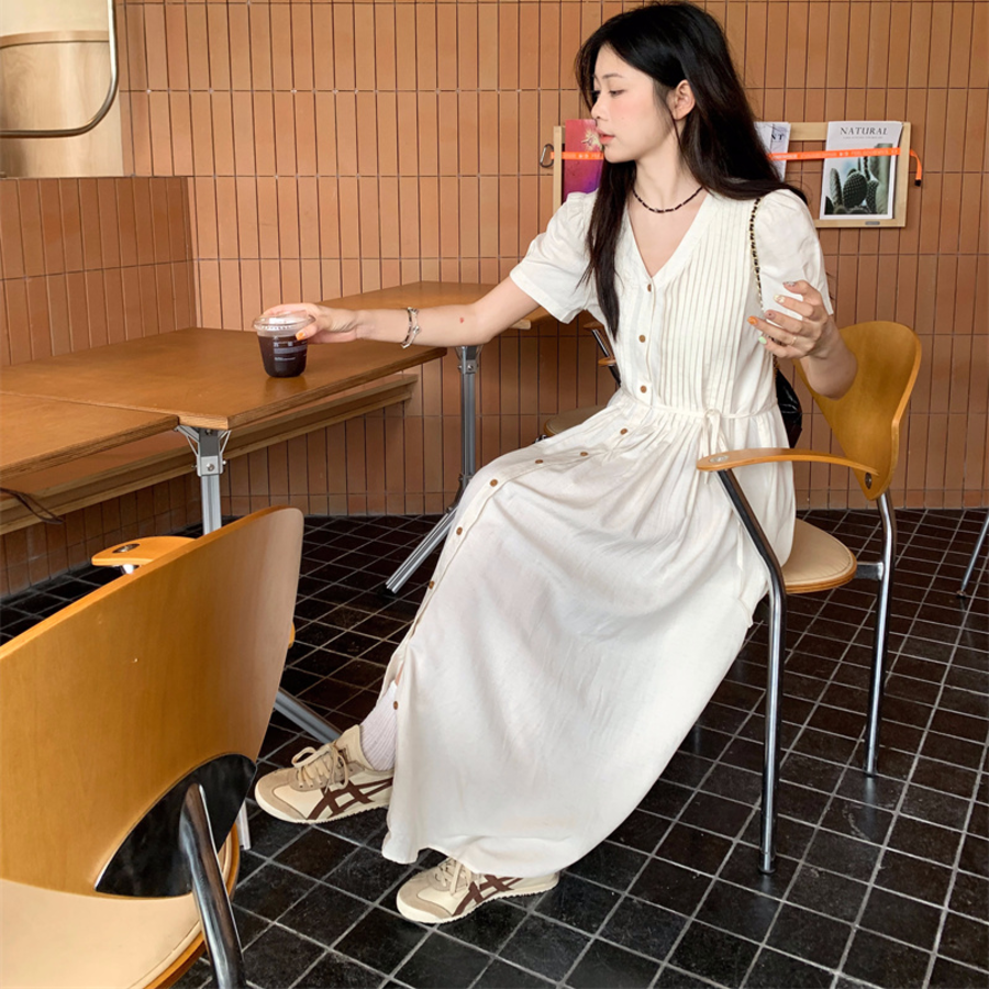 Макси-платье с V-образным вырезом, плиссировкой и поясом на талии