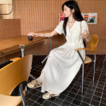 Макси-платье с V-образным вырезом, плиссировкой и поясом на талии