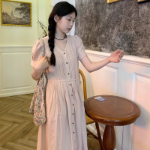 Макси-платье с V-образным вырезом, плиссировкой и поясом на талии