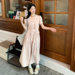 Макси-платье с V-образным вырезом, плиссировкой и поясом на талии