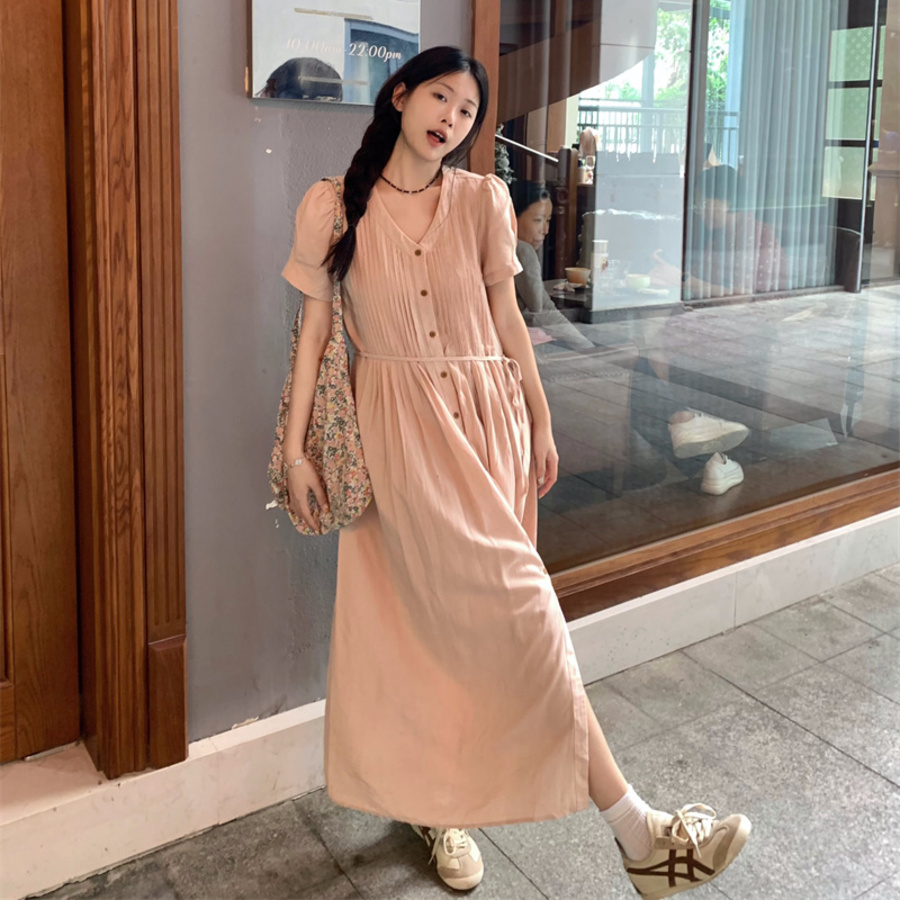 Макси-платье с V-образным вырезом, плиссировкой и поясом на талии