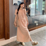 Макси-платье с V-образным вырезом, плиссировкой и поясом на талии