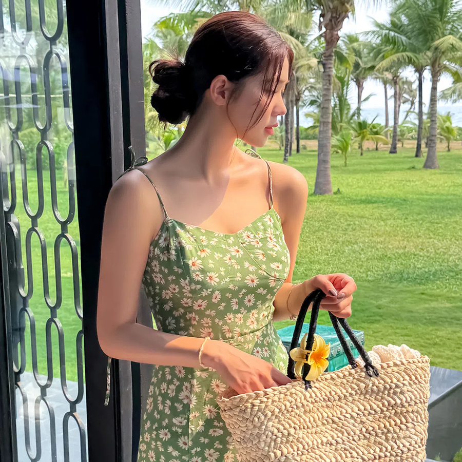 Летнее платье с разрезом и зелёным цветочным принтом