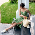 Летнее платье с разрезом и зелёным цветочным принтом