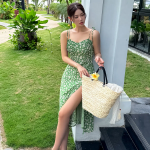 Летнее платье с разрезом и зелёным цветочным принтом