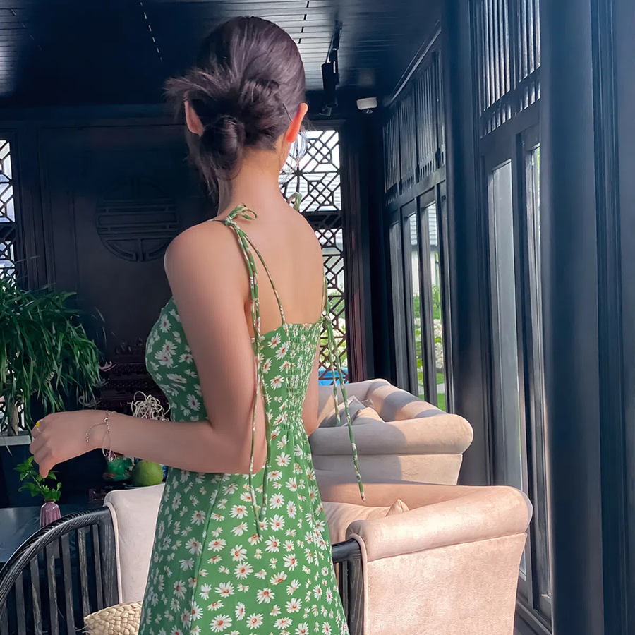 Летнее платье с разрезом и зелёным цветочным принтом