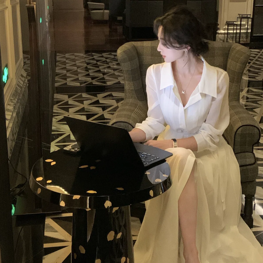 Комплект из свободной белой рубашки и кружевного платья-комбинации