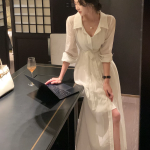 Комплект из свободной белой рубашки и кружевного платья-комбинации