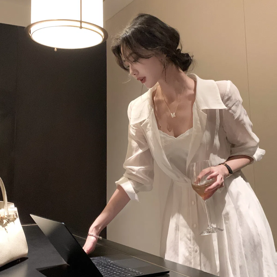 Комплект из свободной белой рубашки и кружевного платья-комбинации