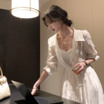 Комплект из свободной белой рубашки и кружевного платья-комбинации