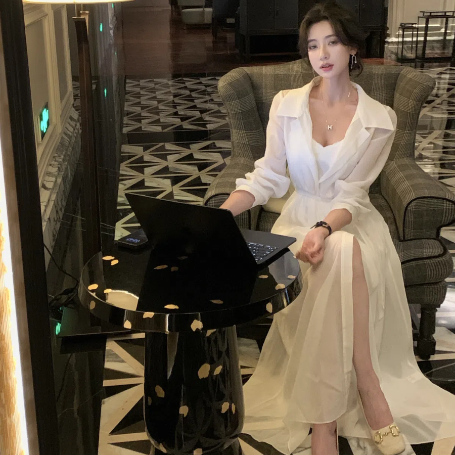 Комплект из свободной белой рубашки и кружевного платья-комбинации