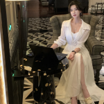 Комплект из свободной белой рубашки и кружевного платья-комбинации