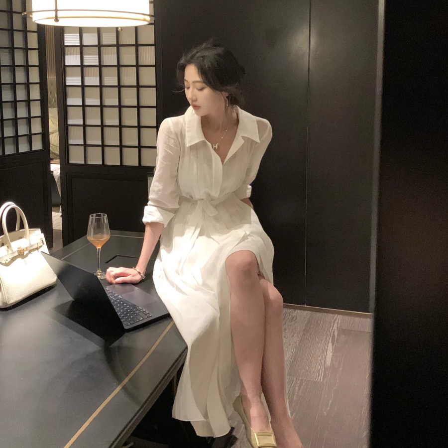 Комплект из свободной белой рубашки и кружевного платья-комбинации