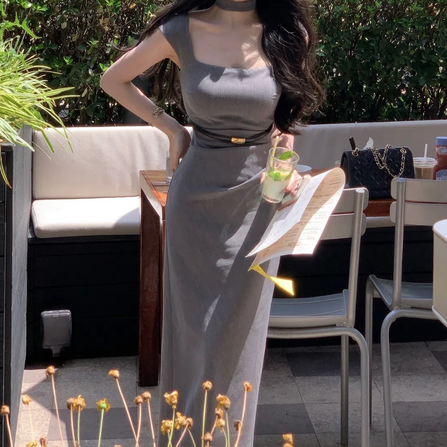 Серое платье с квадратным вырезом и чокером