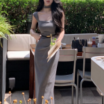 Серое платье с квадратным вырезом и чокером