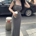 Серое платье с квадратным вырезом и чокером