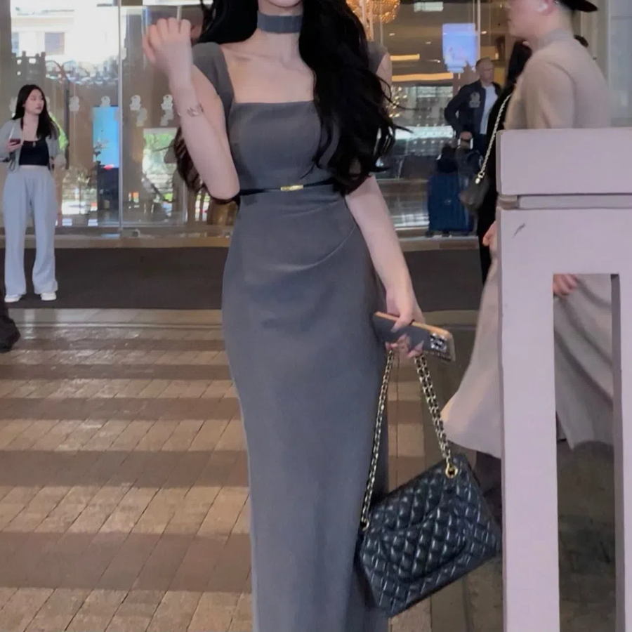 Серое платье с квадратным вырезом и чокером