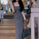 Серое платье с квадратным вырезом и чокером