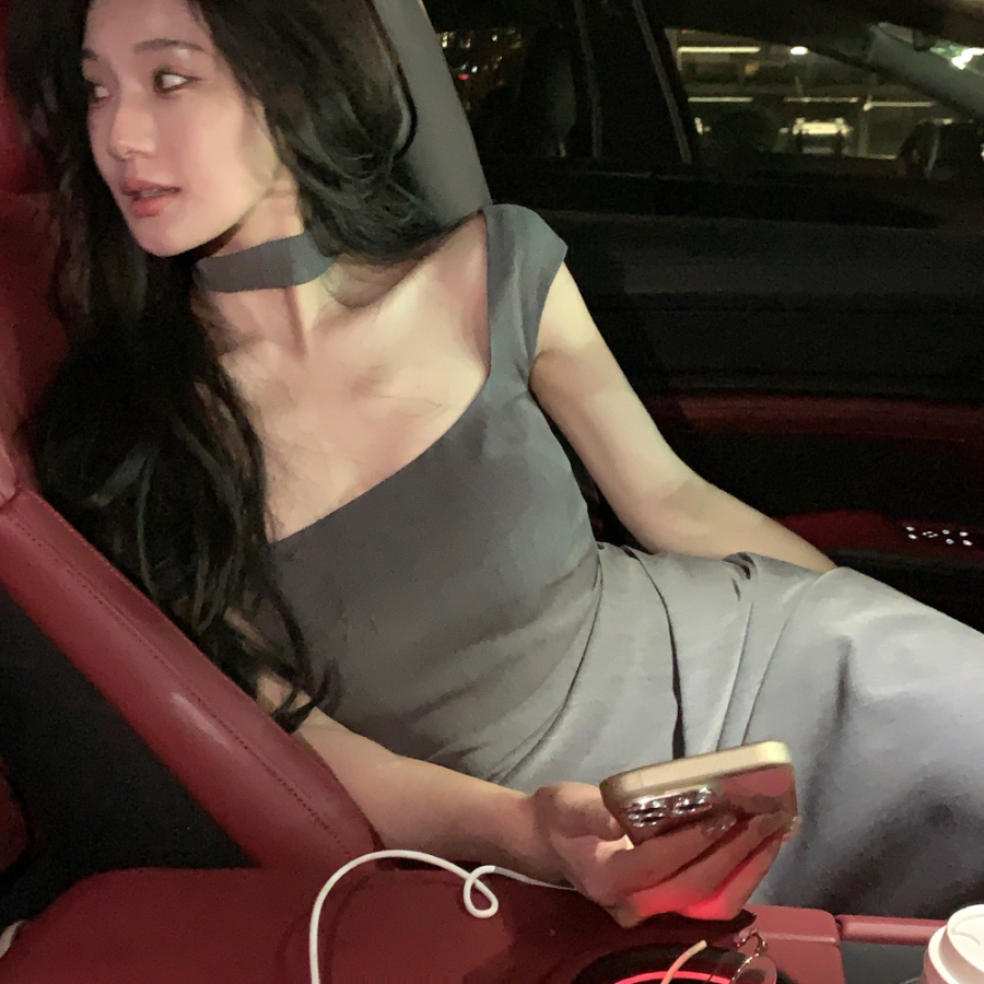 Серое платье с квадратным вырезом и чокером