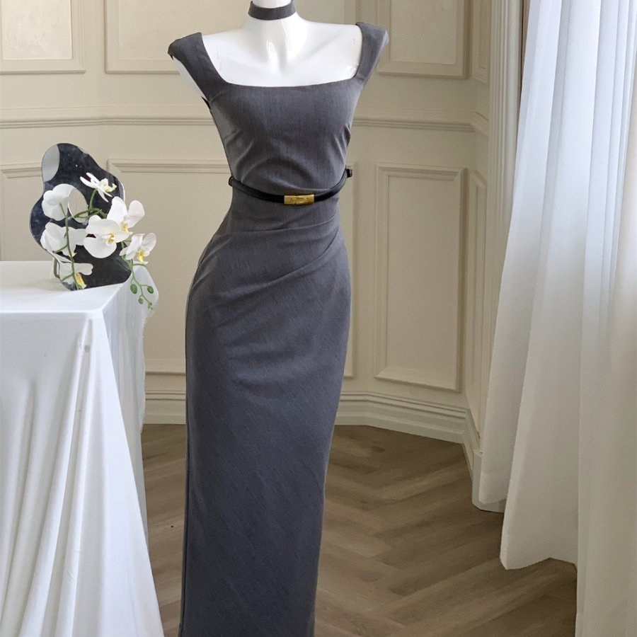 Серое платье с квадратным вырезом и чокером