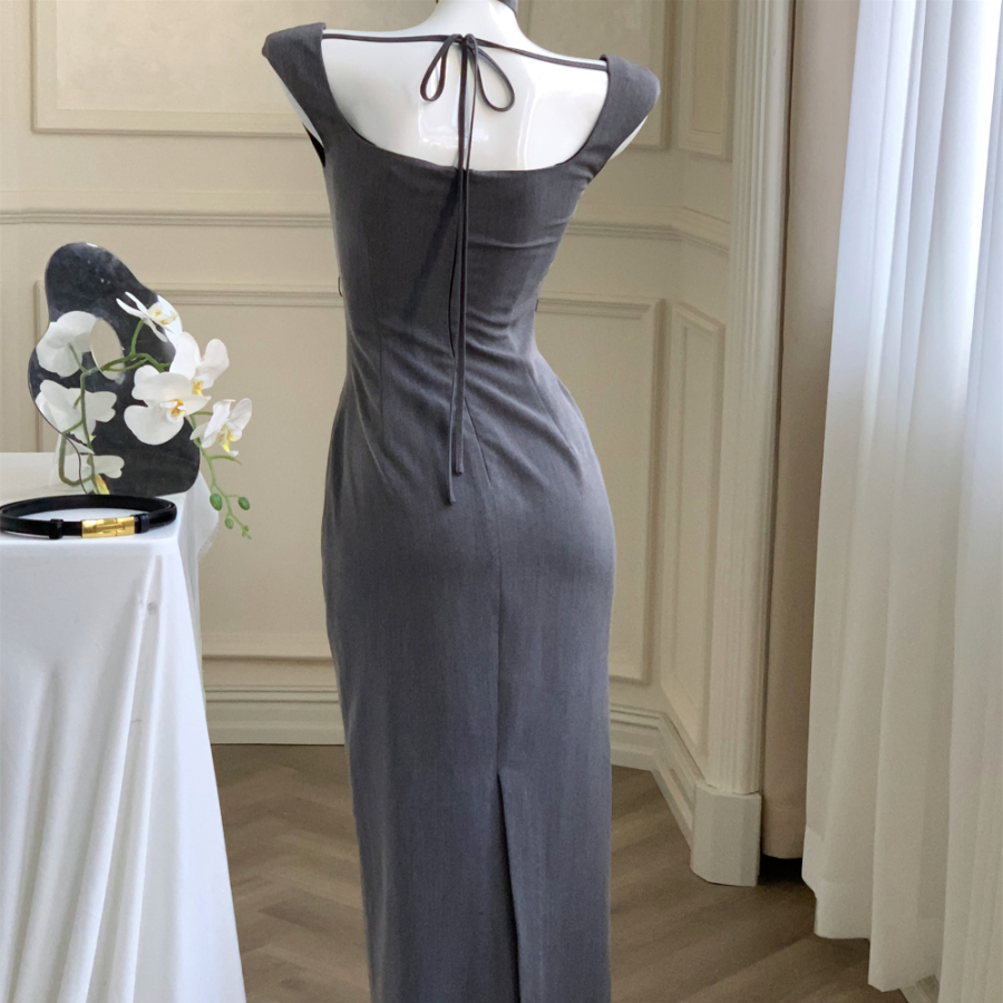 Серое платье с квадратным вырезом и чокером