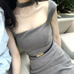 Серое платье с квадратным вырезом и чокером