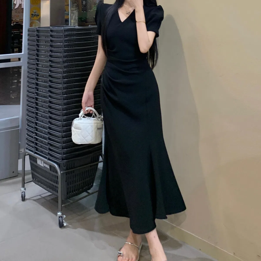 Женственное длинное платье с пышными рукавами и V-образным вырезом