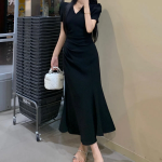 Женственное длинное платье с пышными рукавами и V-образным вырезом