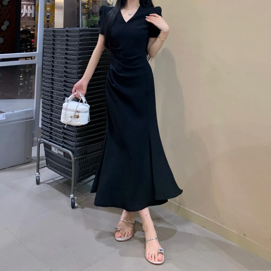 Женственное длинное платье с пышными рукавами и V-образным вырезом