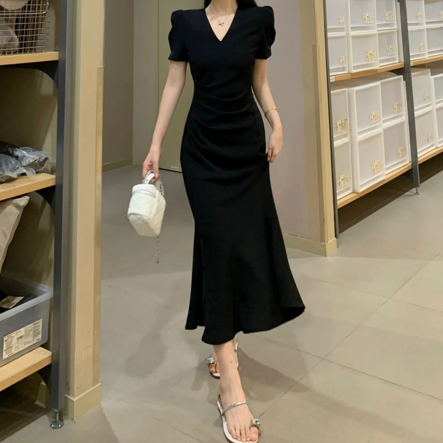 Женственное длинное платье с пышными рукавами и V-образным вырезом