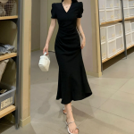 Женственное длинное платье с пышными рукавами и V-образным вырезом