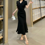 Женственное длинное платье с пышными рукавами и V-образным вырезом