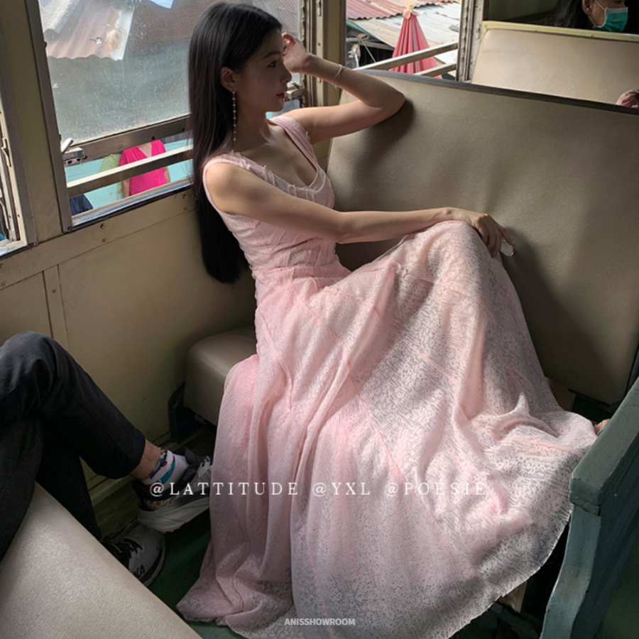 Длинное платье с кружевом и асимметричным кроем