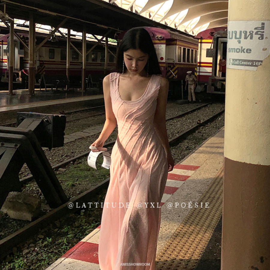 Длинное платье с кружевом и асимметричным кроем