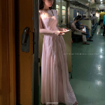 Длинное платье с кружевом и асимметричным кроем