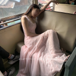 Длинное платье с кружевом и асимметричным кроем