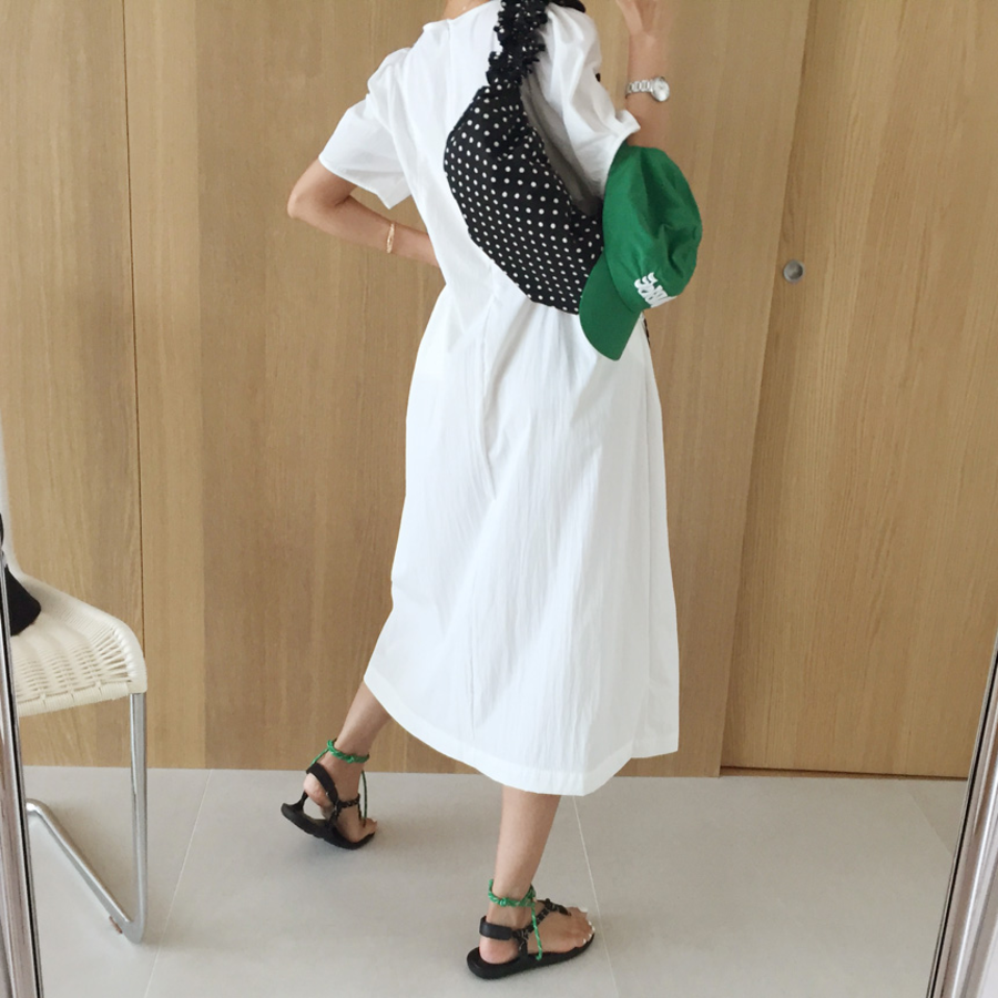 Лёгкое летнее платье с круглым вырезом, пуффовыми рукавами и карманами