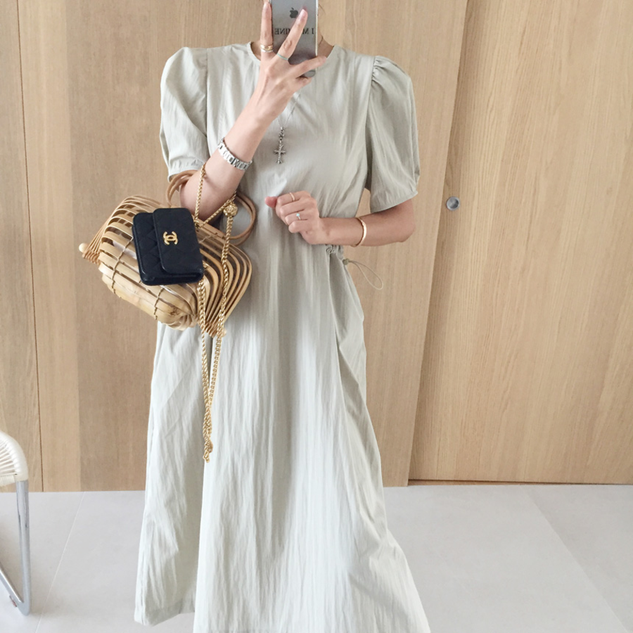 Лёгкое летнее платье с круглым вырезом, пуффовыми рукавами и карманами