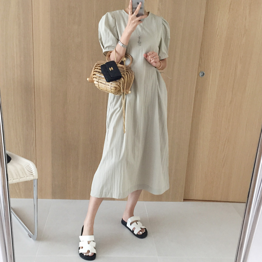 Лёгкое летнее платье с круглым вырезом, пуффовыми рукавами и карманами