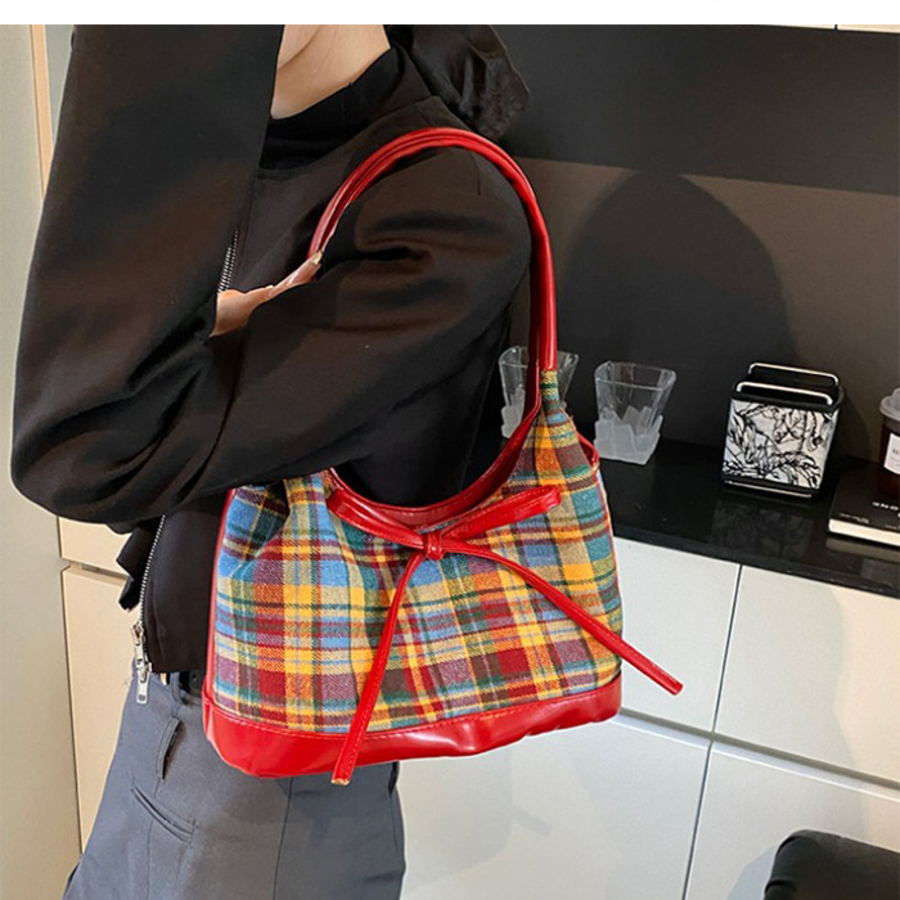 Vintage Lovers' Pick Tote — яркая сумка с винтажным характером и кички-обаянием