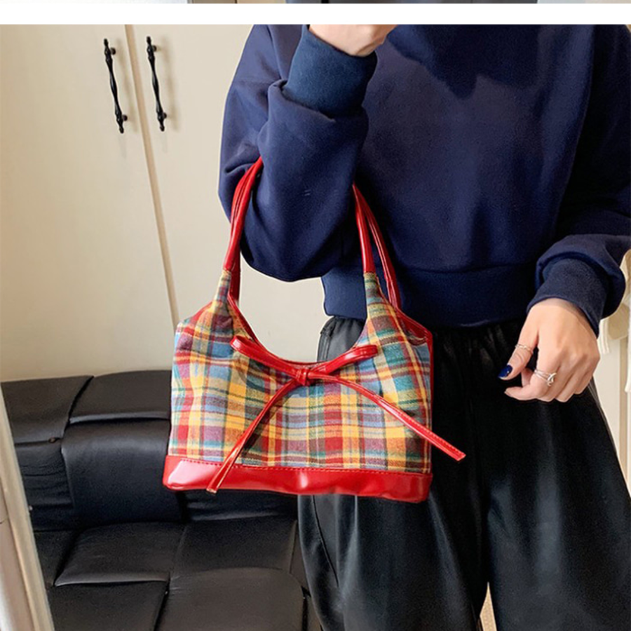 Vintage Lovers' Pick Tote — яркая сумка с винтажным характером и кички-обаянием