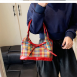 Vintage Lovers' Pick Tote — яркая сумка с винтажным характером и кички-обаянием