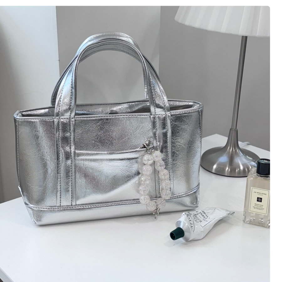 Silver Pocket Metal Tote — дерзкая и универсальная сумка для города, путешествий и активных будней