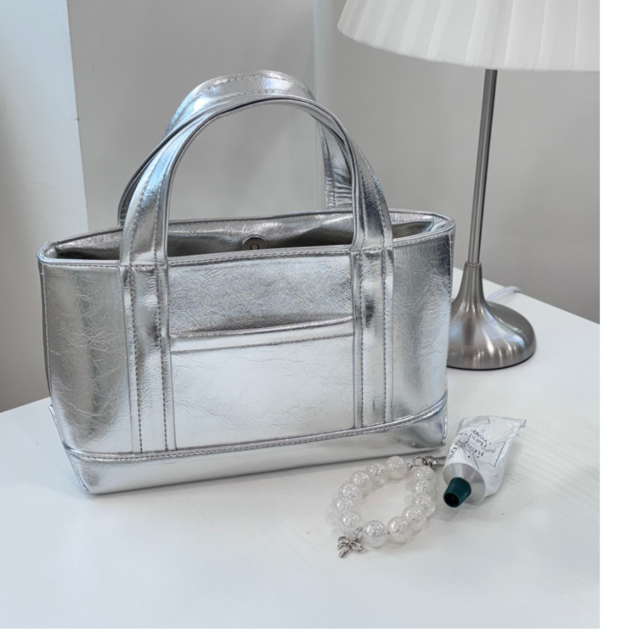 Silver Pocket Metal Tote — дерзкая и универсальная сумка для города, путешествий и активных будней