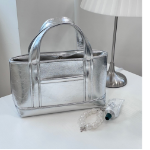 Silver Pocket Metal Tote — дерзкая и универсальная сумка для города, путешествий и активных будней