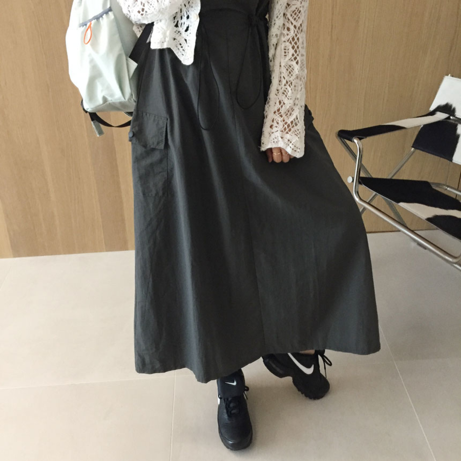 Летний A-силуэтный сарафан с поясом и накладными карманами