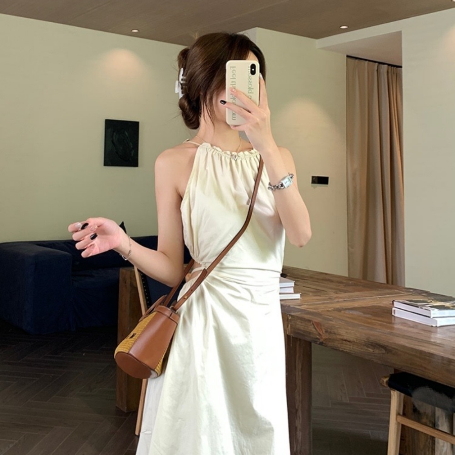 Летнее платье с халтер-воротником и открытой спиной