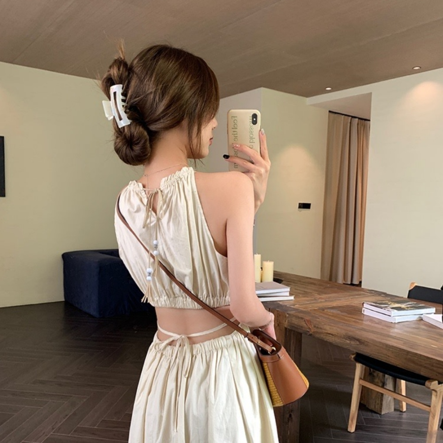 Летнее платье с халтер-воротником и открытой спиной