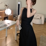 Летнее платье с халтер-воротником и открытой спиной