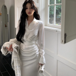 Атласное белое платье-рубашка с запахом